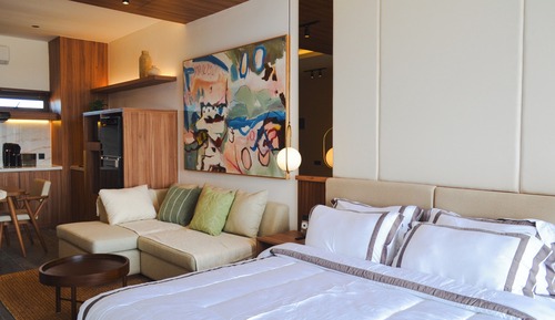Comfort Studio, 1 King Bed, Pool View