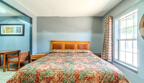 Room, 1 King Bed, Smoking