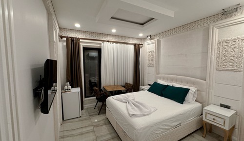 Suite, City View