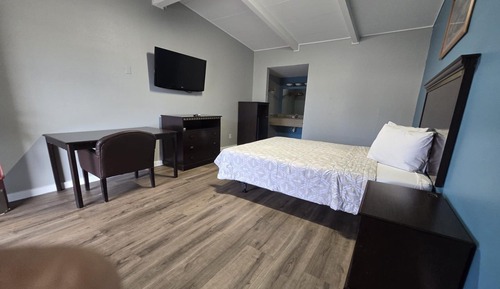 Deluxe Room, 1 Queen Bed, Smoking
