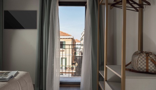 Classic Apartment, Canal View (B9)