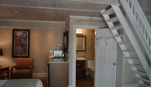 Christmas Palm Loft Suite, 2 Queen Beds, Garden View, 2nd Floor Stair Access