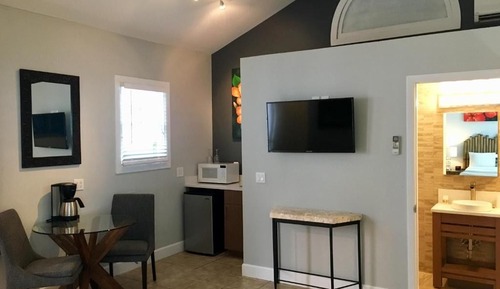 Travelers Palm Superior 1 bedroom  Suite, 1 Queen Bed, Ground Floor
