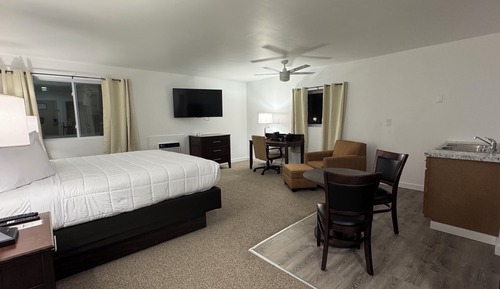 Elite Room, 1 King Bed, Kitchenette