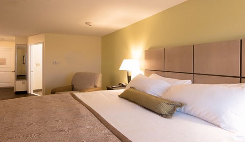 Studio Suite, 1 Queen Bed, Roll-in Shower (Mobility)