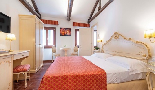 Luxury Apartment, Kitchenette, Canal View