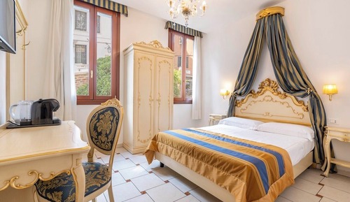 Superior Room, Canal View