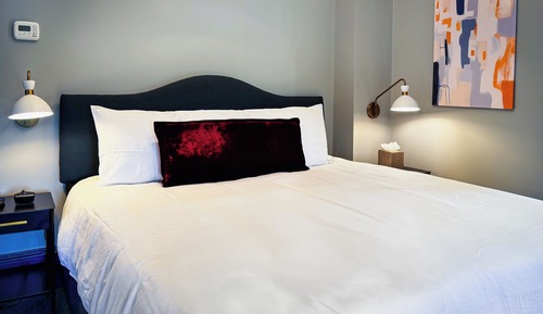 Room, 1 King Bed, Non Smoking, Refrigerator & Microwave