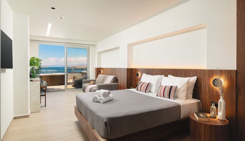 Sunlounge Seafront Suite with Outdoor Hot tub