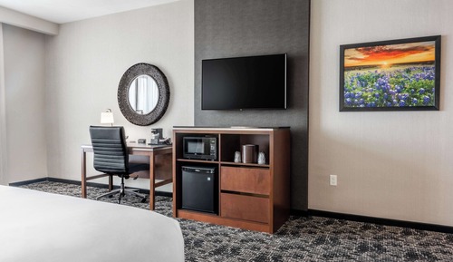 Deluxe Room, 1 King Bed, Hearing Accessible, Bathtub (Upper Floor)