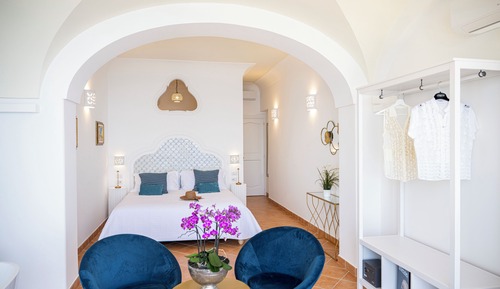 Deluxe Room, 1 Queen Bed, Sea View, Sea Facing