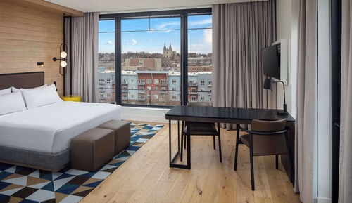 Deluxe Room, 1 King Bed, River View, Corner
