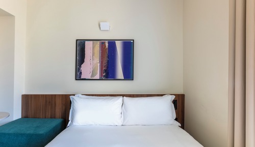 Medium Room with Terrace