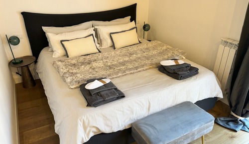 Deluxe Double Room, 1 King Bed, Private Bathroom, City View