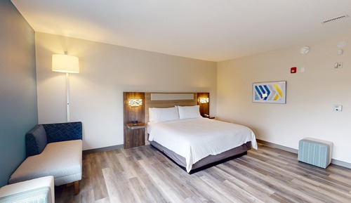 Suite, 1 King Bed, Accessible Bathtub (Communications)