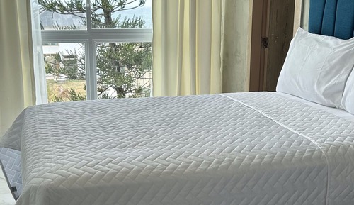 Deluxe Room, 1 King Bed, Beach View
