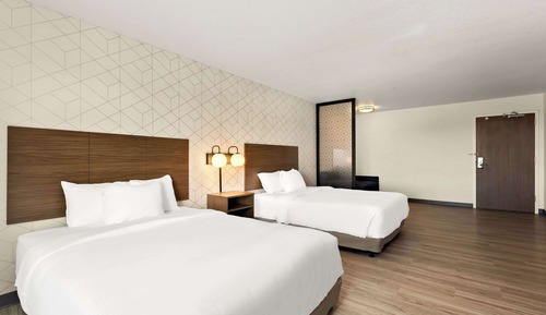 Single Room, 2 Queen Beds, Accessible, Non Smoking (Roll-In Shower)
