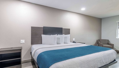 Deluxe Room, 1 King Bed, Accessible, Non Smoking