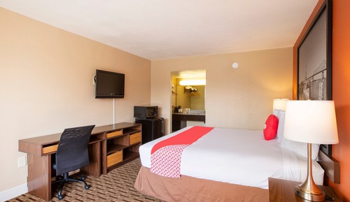 Room, 1 King Bed, Smoking