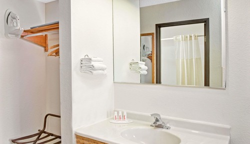 Deluxe Studio Suite, 1 Queen Bed, Non Smoking