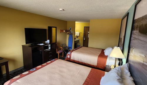 Room, Multiple Beds, Microwave