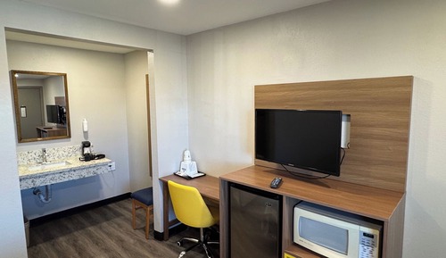 Standard Room, 1 Queen Bed