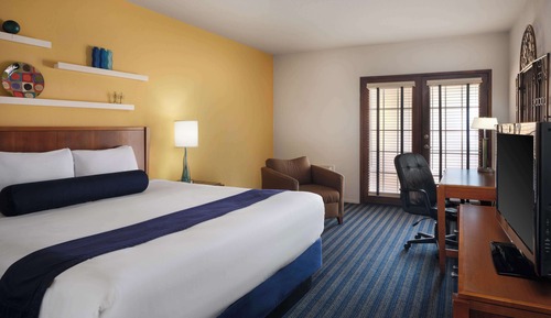 Deluxe Room, 1 King Bed, Non Smoking, Patio (1st Floor)