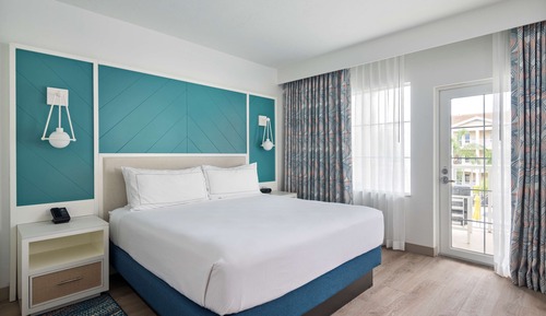 Suite, 1 King Bed, Accessible, Balcony (Pool View)