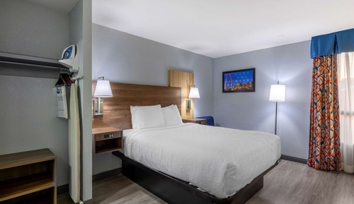 Standard Room, 1 Queen Bed, Non Smoking, Refrigerator & Microwave