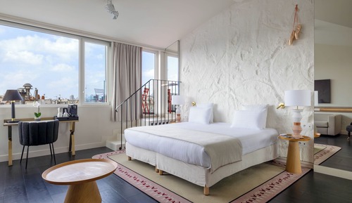 Privilege room Eiffel Tower - Complimentary soft minibar, courtesy tray, Chromecast, digital press