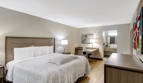 Premium Room, 1 King Bed (Upgraded Bedding & Snack, Smoke Free)