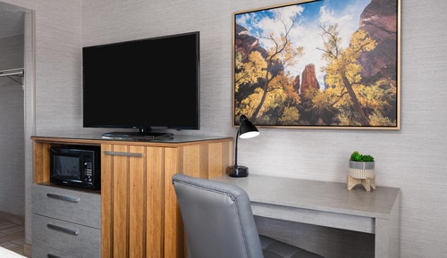 Standard Room, 1 Queen Bed, Non Smoking, Refrigerator & Microwave