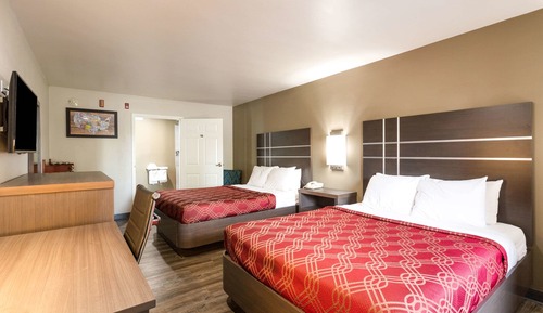 Room, 2 Queen Beds, Non Smoking, Ground Floor (Standing Shower)
