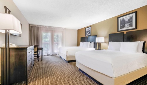 Deluxe Room, Non Smoking (1 King Bed and 1 Queen Bed)