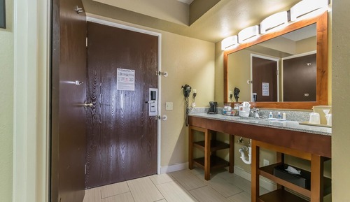 Room, 1 King Bed, Accessible, Non Smoking (Roll-In Shower)
