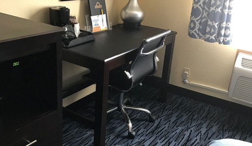 Room, 1 Queen Bed, Refrigerator & Microwave