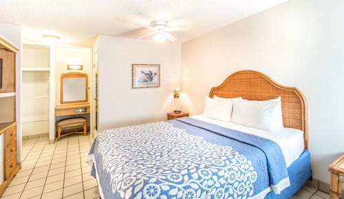 Suite, 1 Queen Bed, Non Smoking, Ocean View (One-Bedroom Suite)