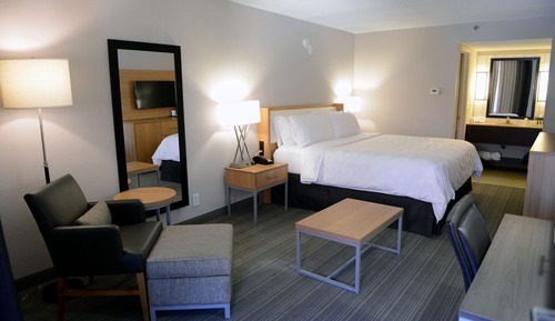 Standard Room, 1 King Bed, Mobility Accessible (Accessible Tub)