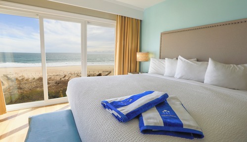 Deluxe Suite, 1 King Bed, Oceanfront (Corner Balcony)