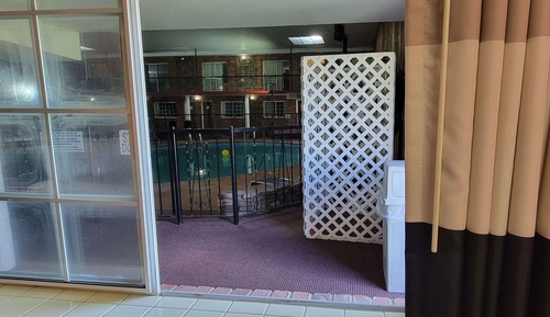 Room, 1 Queen Bed, Non Smoking, Pool Access