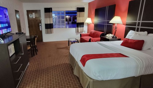 Room, 1 King Bed, Non Smoking, Pool Access