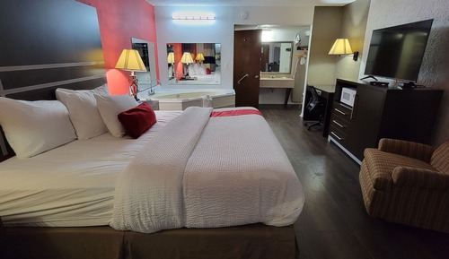 Room, 1 King Bed, Accessible, Jetted Tub (Mobility, Walk-In Shwer, Pet Friendly)