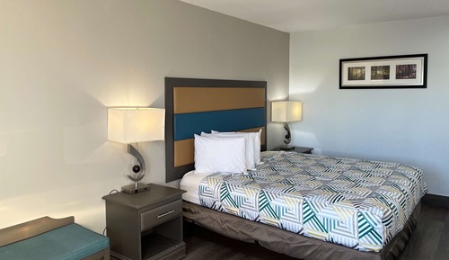 Deluxe Room, 1 King Bed, Non Smoking, Refrigerator & Microwave