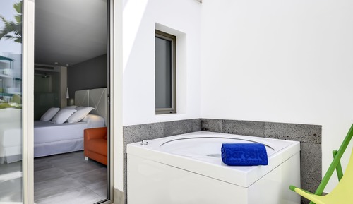 Deluxe Room, Hot Tub