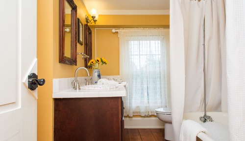 Room, Private Bathroom (#8 Kings Room)