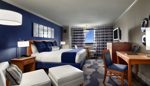 Deluxe Room, 1 King Bed, Roll-in Shower, Non Smoking