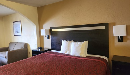 Room, 1 King Bed, Mobility Accessible, Non Smoking (Bathtub w/ Grab Bars)