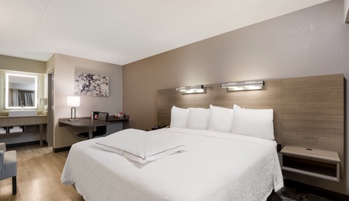 Premium Room, 1 King Bed, Accessible (Upgraded Bedding & Snack, Smoke Free)