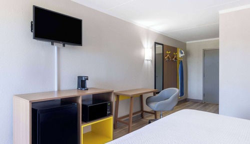 Room, 1 King Bed, Smoking