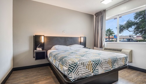 Standard Room, 1 Queen Bed, Accessible, Non Smoking